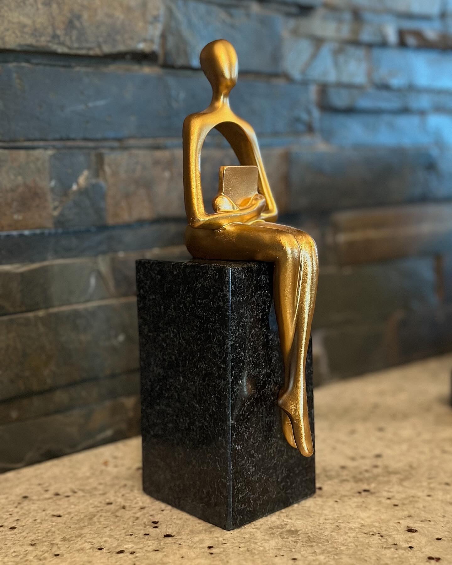 Μασίφ μαύρος γρανίτης με χρυσή φιγούρα