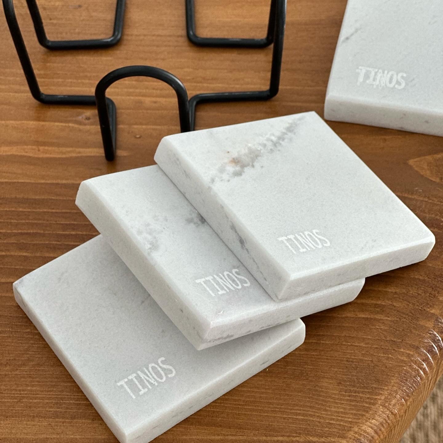 Μαρμάρινα σουβέρ από λευκό μάρμαρο με χάραξη «TINOS”  και θήκη υποδοχής
