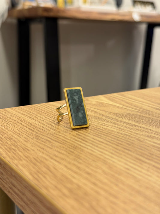 Πράσινο μάρμαρο Τήνου σε ορθογώνιο χρυσό δαχτυλίδι