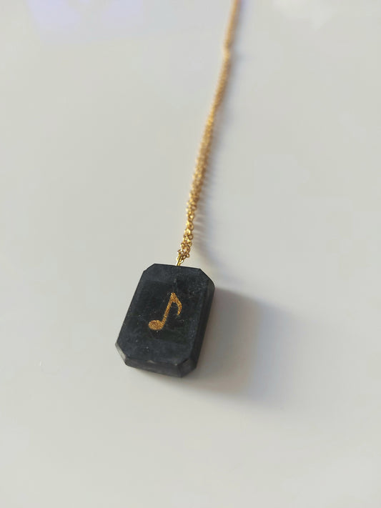 Μαύρο μάρμαρο Ισπανίας με χάραξη μια χρυσή νότα