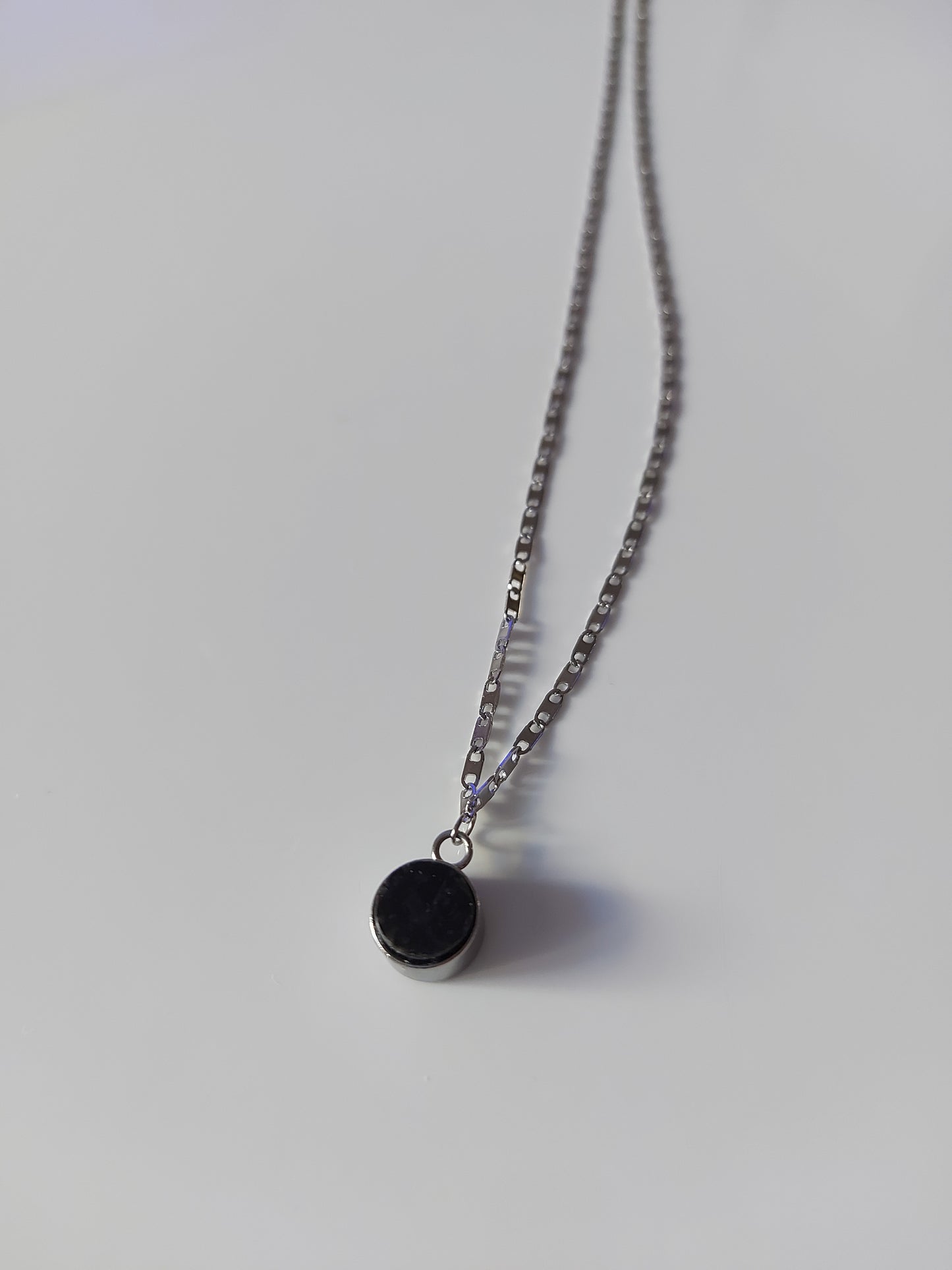 Μαύρος γρανίτης σε μικρό κυκλικό καστόνι