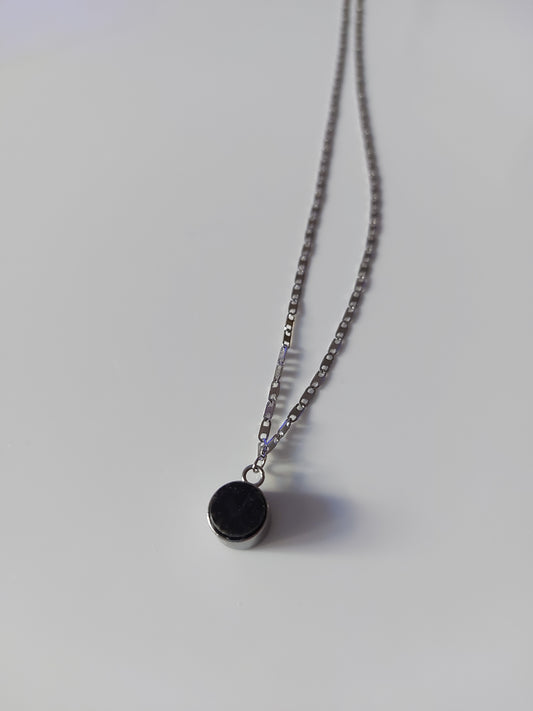 Μαύρος γρανίτης σε μικρό κυκλικό καστόνι