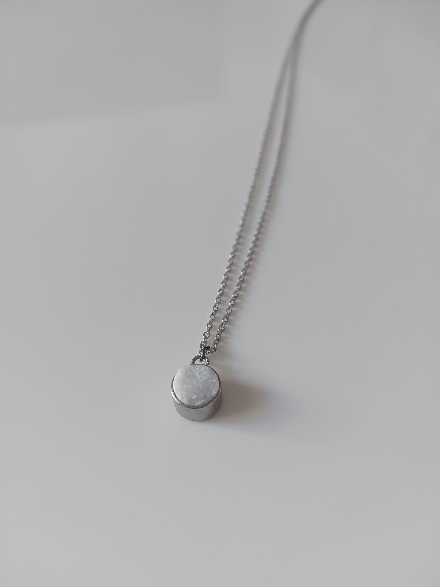 Λευκό μάρμαρο νάξου σε μικρό κυκλικό καστόνι