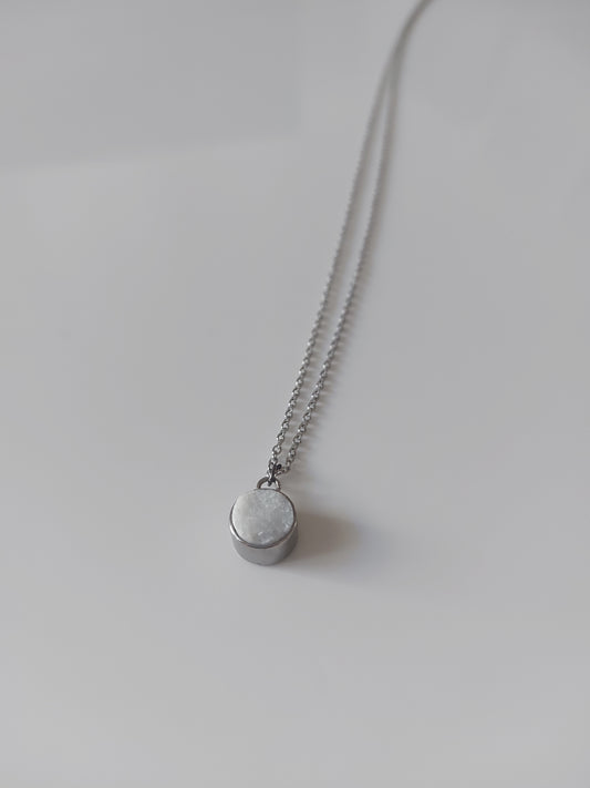 Λευκό μάρμαρο νάξου σε μικρό κυκλικό καστόνι