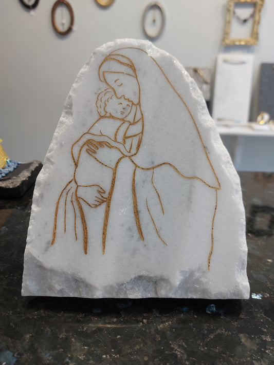 Icon of the Virgin Mary carved in gold. Dimensions 13x18 cm.