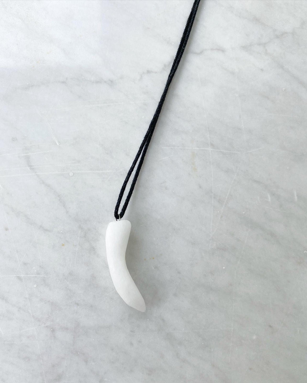 Λευκό μάρμαρο με κορδόνι