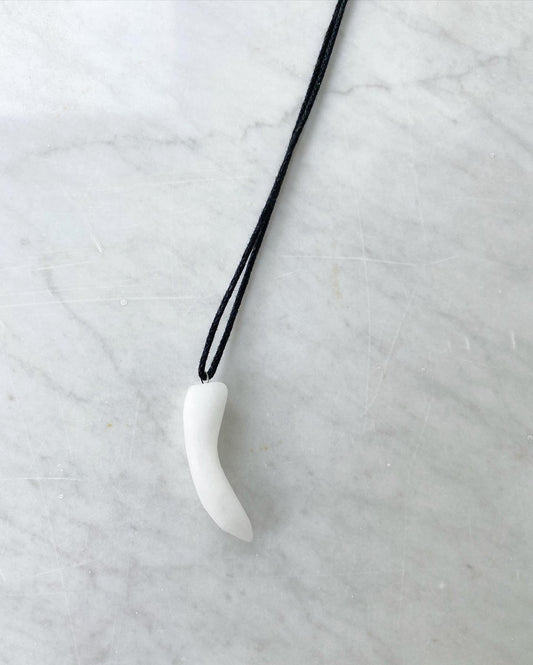 Λευκό μάρμαρο με κορδόνι