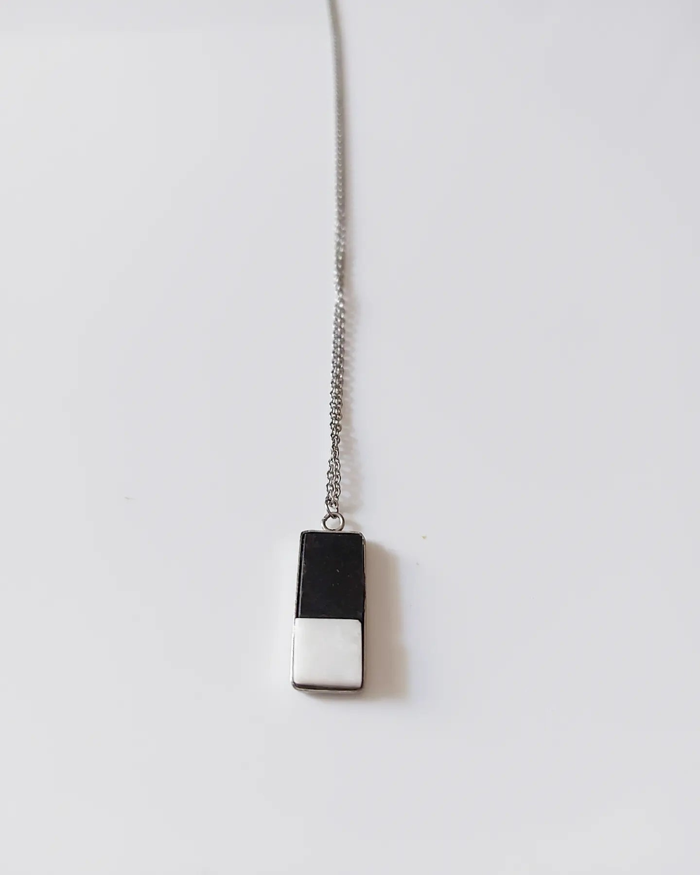 Μαύρος γρανίτης με λευκό μάρμαρο Θάσου σε ορθογώνιο ασημί καατόνι