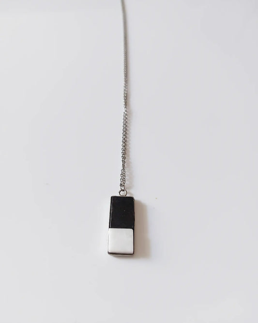 Μαύρος γρανίτης με λευκό μάρμαρο Θάσου σε ορθογώνιο ασημί καατόνι