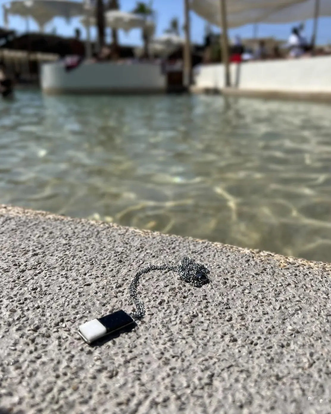 Μαύρος γρανίτης με λευκό μάρμαρο Θάσου σε ορθογώνιο ασημί καατόνι