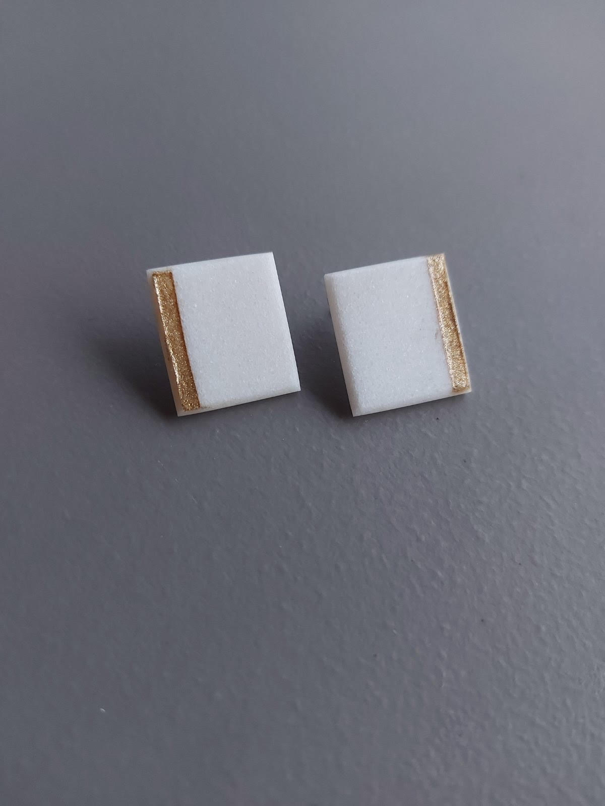 Earrings made of white Thassos marble with gold details